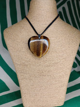 Cargar imagen en el visor de la galería, Colgante Gran Corazón  Ojo de Tigre Mod. 1
