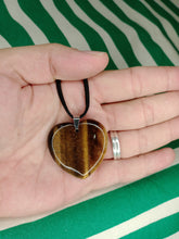 Cargar imagen en el visor de la galería, Colgante Gran Corazón  Ojo de Tigre Mod. 1
