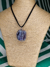 Cargar imagen en el visor de la galería, Colgante Amatista Bruto Jaula Mod. 1
