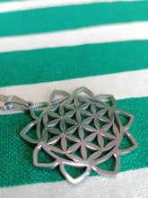 Cargar imagen en el visor de la galería, Colgante Flor de la Vida de Acero Inoxidable
