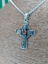Cargar imagen en el visor de la galería, Colgante Cruz Celta Brillante Rojo de Acero Inoxidable
