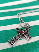 Cargar imagen en el visor de la galería, Colgante Cruz Celta Brillante Rojo de Acero Inoxidable
