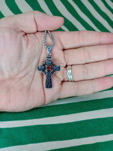 Cargar imagen en el visor de la galería, Colgante Cruz Celta Brillante Rojo de Acero Inoxidable
