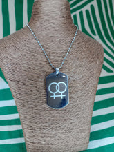 Cargar imagen en el visor de la galería, Colgante LGTB Placa Orgullo Femenino
