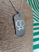 Cargar imagen en el visor de la galería, Colgante LGTB Placa Orgullo Femenino
