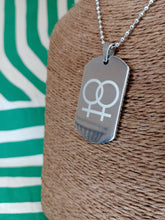 Cargar imagen en el visor de la galería, Colgante LGTB Placa Orgullo Femenino
