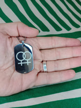 Cargar imagen en el visor de la galería, Colgante LGTB Placa Orgullo Femenino
