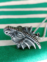 Cargar imagen en el visor de la galería, Colgante Dragon de Acero Inoxidable
