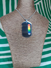 Cargar imagen en el visor de la galería, Colgante LGTB Placa Bandera Orgullo
