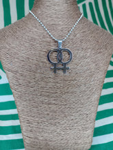 Cargar imagen en el visor de la galería, Colgante LGTB Femenino
