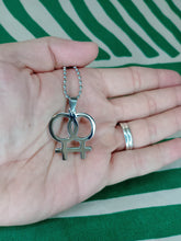 Cargar imagen en el visor de la galería, Colgante LGTB Femenino
