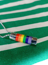 Cargar imagen en el visor de la galería, Colgante LGTB Cilindro Bandera Orgullo
