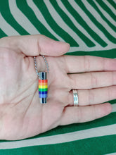 Cargar imagen en el visor de la galería, Colgante LGTB Cilindro Bandera Orgullo
