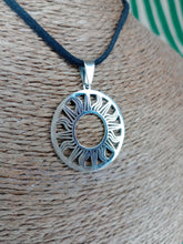 Cargar imagen en el visor de la galería, Colgante sol acero inoxidable
