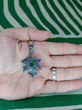Cargar imagen en el visor de la galería, Colgante Hoja con brillante verde
