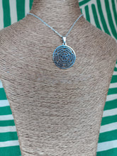 Cargar imagen en el visor de la galería, Colgante Rueda de Hécate o Strophalos
