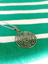 Cargar imagen en el visor de la galería, Colgante Rueda de Hécate o Strophalos

