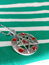Cargar imagen en el visor de la galería, Colgante Pentagrama Rojo (aleación)
