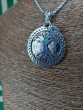 Cargar imagen en el visor de la galería, Colgante Arbol de la Vida con Serpiente Uroboros
