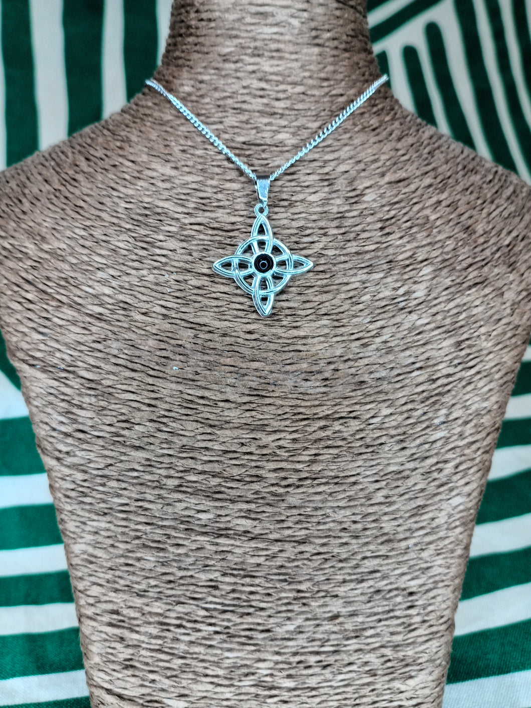 Colgante Acero Nudo de Bruja con Onix Negro