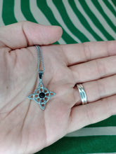 Cargar imagen en el visor de la galería, Colgante Acero Nudo de Bruja con Onix Negro
