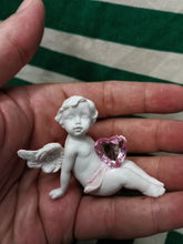 Cargar imagen en el visor de la galería, Querubin Sentado con Corazon Rosa
