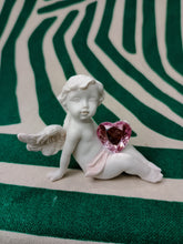 Cargar imagen en el visor de la galería, Querubin Sentado con Corazon Rosa
