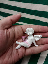Cargar imagen en el visor de la galería, Querubin Sentado con Corazon Rosa
