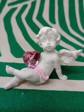 Cargar imagen en el visor de la galería, Querubin Sentado con Corazon Rosa
