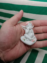 Cargar imagen en el visor de la galería, Querubin sentado con Rosas

