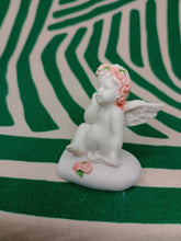 Cargar imagen en el visor de la galería, Querubin sentado con Rosas
