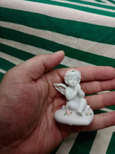 Cargar imagen en el visor de la galería, Querubin sentado con Rosas
