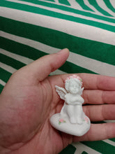 Cargar imagen en el visor de la galería, Querubin sentado con Rosas
