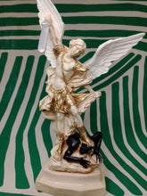 Cargar imagen en el visor de la galería, Arcangel San Miguel 33 cm Color Hueso
