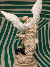 Cargar imagen en el visor de la galería, Arcangel San Miguel 33 cm Color Hueso
