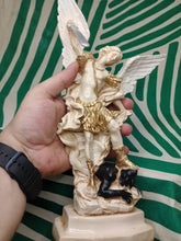 Cargar imagen en el visor de la galería, Arcangel San Miguel 33 cm Color Hueso

