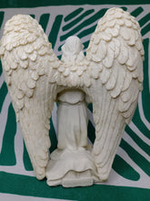 Cargar imagen en el visor de la galería, Angel de Luz Arrodillado Rezando
