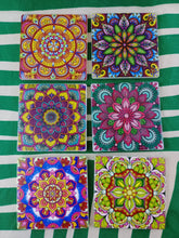 Cargar imagen en el visor de la galería, Pack 6 Posavasos Mandalas Cuadrados

