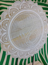 Cargar imagen en el visor de la galería, Yin Yang Madera Peana
