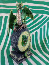 Cargar imagen en el visor de la galería, Reloj Geoda con Dragon Verde
