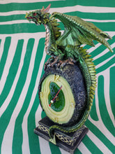 Cargar imagen en el visor de la galería, Reloj Geoda con Dragon Verde

