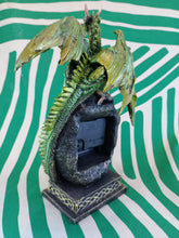 Cargar imagen en el visor de la galería, Reloj Geoda con Dragon Verde
