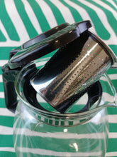 Cargar imagen en el visor de la galería, Jarra Cristal con Filtro para Hierbas Pequeña 900 ml
