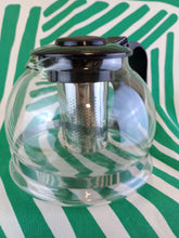Cargar imagen en el visor de la galería, Jarra Cristal con Filtro para Hierbas Grande 1600 ml

