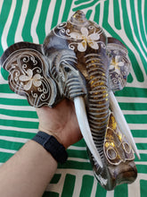 Cargar imagen en el visor de la galería, Cabeza Elefante con Flores Blancas Pequeño
