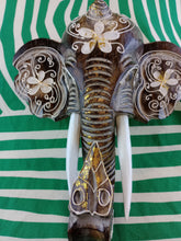 Cargar imagen en el visor de la galería, Cabeza Elefante con Flores Blancas Pequeño
