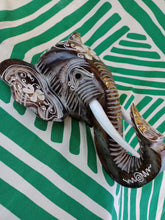 Cargar imagen en el visor de la galería, Cabeza Elefante con Flores Blancas Pequeño
