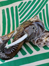 Cargar imagen en el visor de la galería, Cabeza Elefante con Flores Blancas Pequeño
