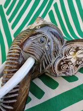 Cargar imagen en el visor de la galería, Cabeza Elefante con Flores Blancas Pequeño
