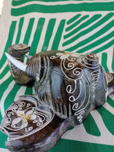 Cargar imagen en el visor de la galería, Cabeza Elefante con Flores Blancas Pequeño
